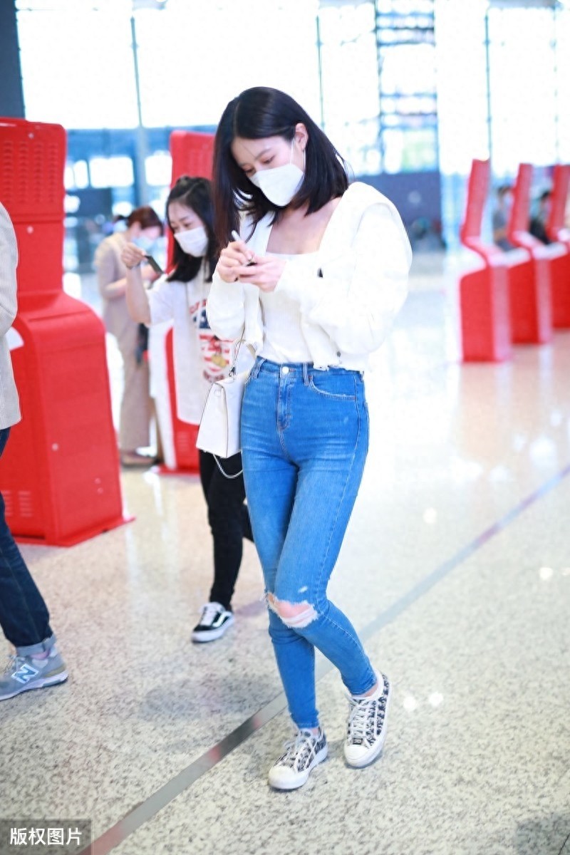 吴优现身机场，摘下口罩露出高颜值，紧身裤秀出好身材