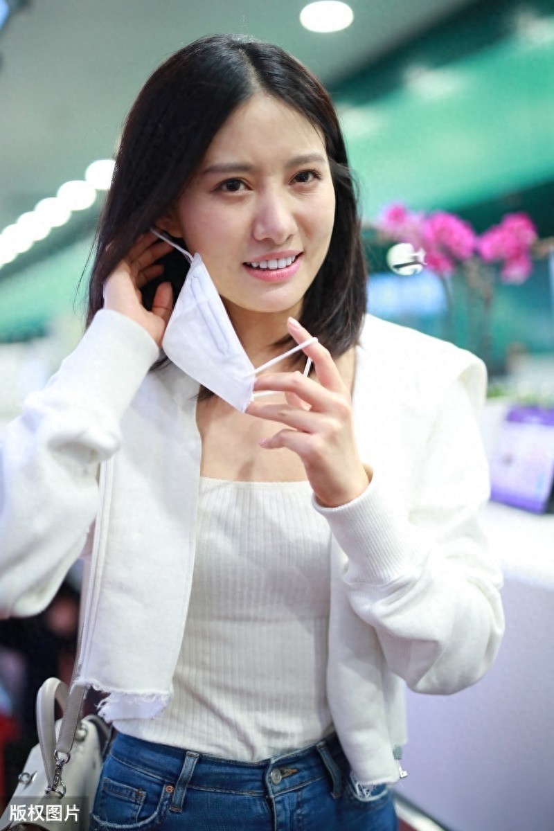 吴优现身机场，摘下口罩露出高颜值，紧身裤秀出好身材