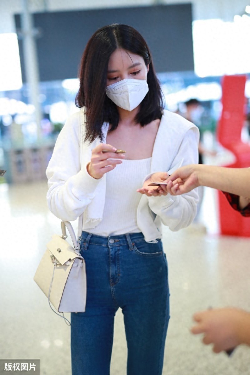 吴优现身机场，摘下口罩露出高颜值，紧身裤秀出好身材