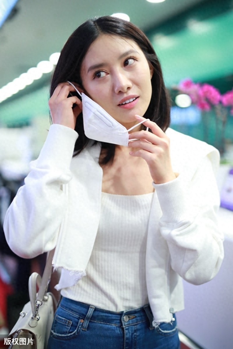 吴优现身机场，摘下口罩露出高颜值，紧身裤秀出好身材