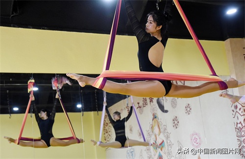 国际瑜伽日：空中瑜伽受追捧