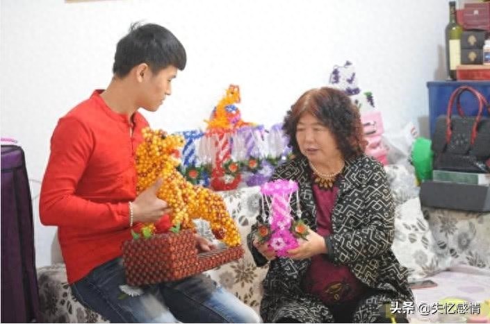 直击：28岁小伙和65岁大妈相爱结婚！同龄的婆婆的举动让人惊讶