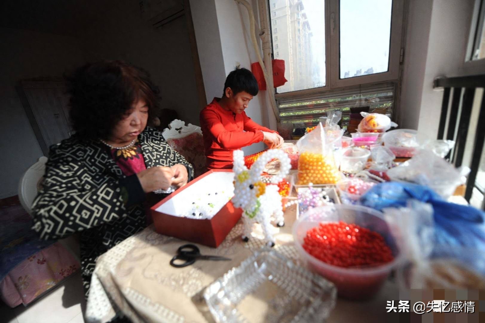 直击：28岁小伙和65岁大妈相爱结婚！同龄的婆婆的举动让人惊讶